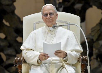 Publican foto oficial de León XIV: Con su firma en latín y la cruz relicario