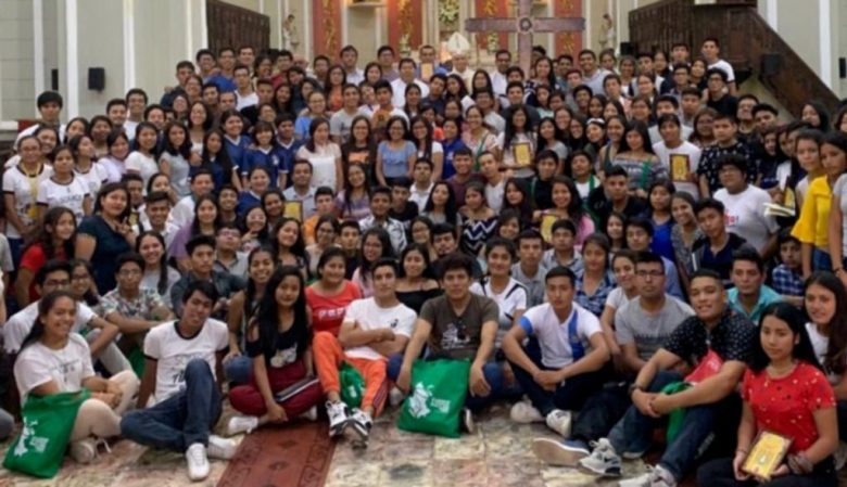 Feligreses después de una misa en la Catedral de Chiclayo, Perú, donde Robert Prevost se desempeñó como obispo durante varios años. A la derecha, monseñor Prevost en una procesión durante la pandemia de Covid-19 en Chiclayo