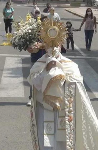 Feligreses con una foto del papa León XIV, frente a la iglesia Santa María Catedral, en Chiclayo, Perú. A la izquierda, foto sin fecha exacta tomada en 2018 y cedida por la familia Milagros Villanueva Reyes donde posan algunos de sus integrantes junto al entonces obispo Robert Prevost, en Chiclayo