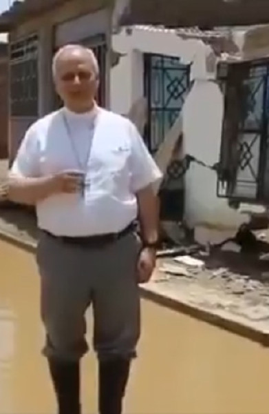 Robert Prevost cuando como obispo ayudó a comunidades afectadas por inundaciones