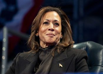 Reaparece Kamala Harris y alerta que EE.UU. está al borde de una “crisis constitucional”