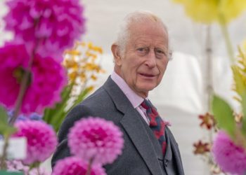 Rey Carlos III dice que sufrir cáncer es “a veces aterrador”