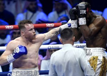 Saúl ‘Canelo’ Álvarez gana a William Scull en Arabia Saudita