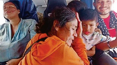 Una de las tres mujeres, un niño y el piloto del avión accidentado que fueron rescatados ayer en la selva amazónica de Bolivia