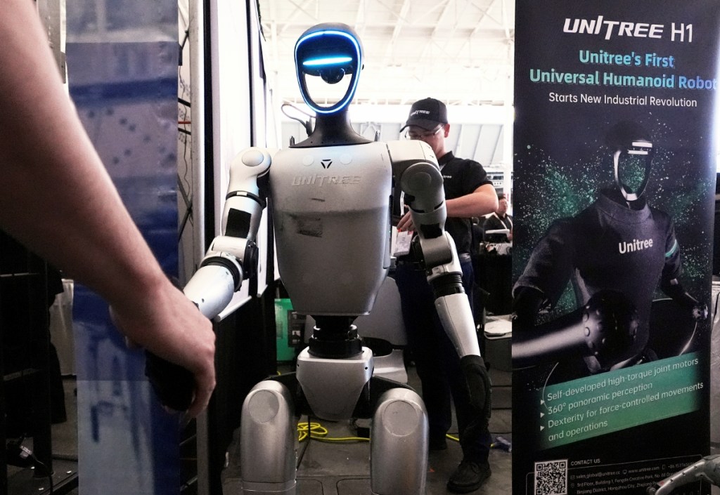 El robot G1 de Unitree saluda a los asistentes en Boston. Su precio base de 16,000 dólares subiría a casi 40,000 con los aranceles de Trump