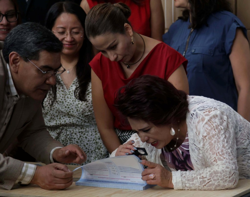 Personal del Instituto Electoral revisa boletas electorales, actas y documentación auxiliar a emplearse en el proceso electoral local extraordinario del Poder Judicial, en los Talleres Gráficos de México Iztapalapa