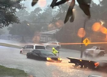 Tormentas en Texas causan inundaciones, tornados y cancelación de vuelos