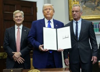 Trump firma orden ejecutiva que pide a farmacéuticas que bajen los precios de medicamentos