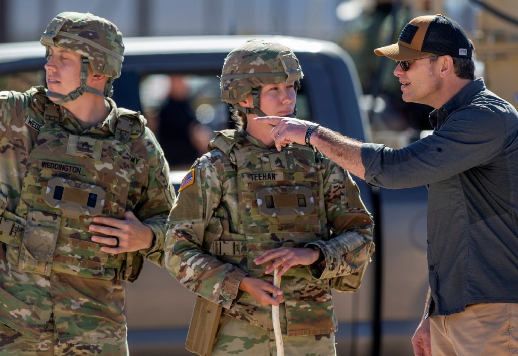 El secretario de Defensa Pete Hegseth junto a militares estadounidenses. Trump presiona a México para aceptar incursión de tropas en el país