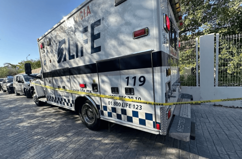 Turista muere por reacción alérgica en Playa del Carmen, Quintana Roo; habría entrado al mar tras comer camarones