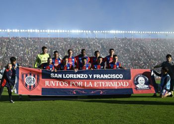 Un San Lorenzo en crisis homenajea a su aficionado más célebre: el papa Francisco