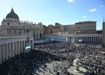 Una gran ovación y lágrimas por la fumata blanca que confirma que hay nuevo papa