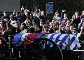 Uruguay despide a José Mujica con cortejo fúnebre multitudinario y velorio público