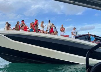#Video Yate Lamborghini se hunde en Miami con 32 personas a bordo