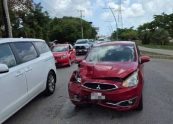 accidente de tránsito Cancún, choque avenida Huayacán, percance vial Cancún, policía tránsito Cancún, auto choca camioneta Cancún,