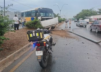 accidente en avenida portillo, autobús choca en portillo, pavimento mojado accidente,