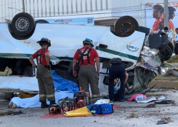 dos bomberos ayudan a personas