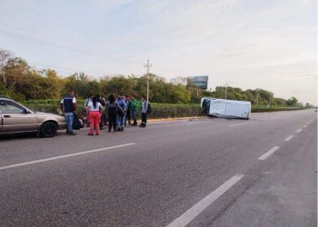 accidente en Tulum, accidente en carretera, volcadura en Tulum, van volcada en Playa del Carmen,