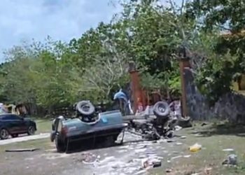 Accidente en carretera Cancún Leona Vicario deja camioneta destrozada Milagrosamente, el conductor sobrevive al impacto