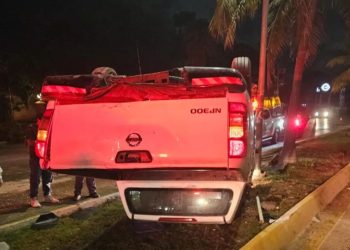 accidente en el Boulevard Colosio, volcadura camioneta Cancún, accidente Cancún 11 de junio, camioneta volcada SM 310,