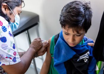 vacunación infantil, caída vacunación infantil, estudio vacunación niños, The Lancet vacunación, desinformación vacunas, desigualdad y vacunas, vacunas América Latina, cobertura vacunal global, retroceso en vacunación, sarampión aumento, niños sin vacunar, COVID-19 vacunas, impacto pandemia vacunación, OMS inmunización 2030, salud infantil global, vacunas y pobreza, vacunación en crisis, crisis vacunación América Latina, IHME vacunación, Gavi vacunas, Fundación Gates estudio, vacunas esenciales, niños sin dosis, interrupciones vacunación, vacunación y conflictos, vacunación en países pobres, Brasil vacunación caída, Argentina sarampión, sarampión en Europa, brotes de sarampión, Estados Unidos sarampión, enfermedades prevenibles, vacunación y política, salud pública global, reticencia a vacunas, vacuna y desinformación, niños sin inmunización, niños sin protección, cobertura vacunas 2025, datos vacunación mundial, vacunación infantil en peligro, sistema de salud infantil, agenda inmunización OMS, objetivos vacunación 2030, retroceso en salud global, niños sin vacunas covid, crisis sanitaria mundial, menores sin vacunas, vacunación y cambio climático, inestabilidad y vacunación, salud global infantil, vacunación infantil América Latina, programas de inmunización, vacunas sarampión caída, recorte ayuda exterior, desafíos salud infantil, caída vacunas pandemia, desigualdad sanitaria, falta de vacunas en niños, vacunación infantil Argentina, cobertura vacuna sarampión, salud infantil en riesgo, vacunación retroceso mundial, campaña global vacunación, inmunización mundial caída, países sin vacunación infantil, sistema salud colapsado, The Lancet estudio vacunas, problemas vacunación global, vacunación niños en crisis.