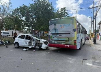 Choca Nissan March contra autobús en Av. Lakin; mujer resulta lesionada