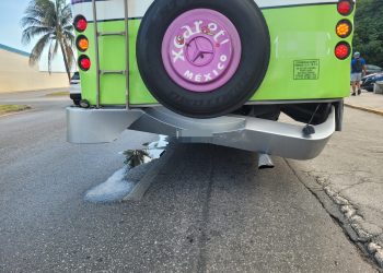 Choque entre auto compacto y autobús en zona hotelera de Cancún; sin lesionados
