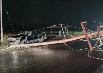 coductor provocca choque a poste de luz