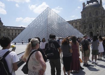 El Louvre cierra inesperadamente por huelga y enfrenta crisis por turismo masivo