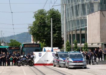 ataquea a una escuela