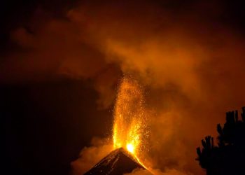 volcan en erupción