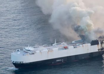 Hundimiento de buque carguero con autos rumbo a México genera alarma ambiental