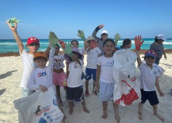 «¡Adiós al plástico! Limpian Playa Delfines en Cancún»