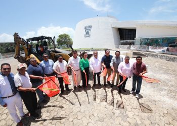 «Vuelven la estatua de Andrés Quintana Roo y el asta bandera al Congreso del Pueblo»