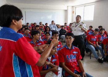 cultura vial Cancún, educación vial, campaña de sensibilización, tránsito municipal Cancún, seguridad vial, Secretaría de Seguridad Ciudadana, Dirección de Tránsito Municipal, Universidad Maya Cancún, estudiantes de ingeniería, formación vial, cultura vial segura, jornada educativa, tránsito responsable, jóvenes y vialidad, manejo defensivo, reglamento de tránsito, factor humano en tránsito, simulador de alcoholimetría, educación vial universitaria, capacitación vial, campañas de tránsito, prevención de accidentes, concientización vial, respeto en la vía pública, educación vial en Cancún, responsabilidad al volante, manejo con conciencia, cultura ciudadana, tránsito en Cancún, uso responsable de la vía, conducción segura, vialidad inclusiva, movilidad segura, jornada de tránsito, simulador de manejo, riesgo del alcohol en conducción, educación vial práctica, cultura vial universitaria, seguridad en vialidades, educación preventiva, capacitaciones de tránsito, buen conductor, normas de tránsito, comportamiento vial, manejo bajo alcohol, campaña universitaria vial, tránsito y educación, juventud responsable, acción educativa, actividad en Universidad Maya, compromiso vial, prevención de siniestros viales, seguridad al conducir, cultura de movilidad, sensibilización vial, respeto vial, campaña estudiantil vial, ingenieros y vialidad, futuro conductor responsable, coordinación con universidades, formación vial integral, responsabilidad social vial, proyectos de tránsito, educación vial con simulador, estudiantes conscientes, conciencia vial, formación en seguridad vial, cultura vial en jóvenes, jornada vial educativa, iniciativa de tránsito, conducir con responsabilidad.