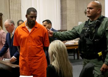 R. Kelly pide liberación tras presunta sobredosis en prisión