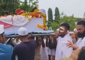 Superviviente de Air India lleva el ataúd de su hermano tras tragedia aérea