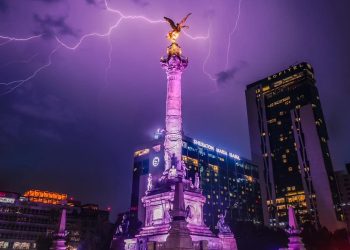 Tormenta en CDMX deja postales increíbles sobre Palacio de Bellas Artes y el Ángel de independencia