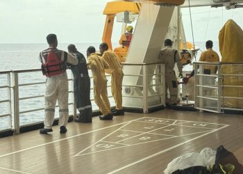 Vacaciones que casi terminan en tragedia: padre se lanza al mar para salvar a su hija de 5 años