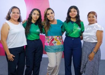 Abandera Mara Lezama a María Fernanda y a Annalí, del CONALEP Cancún III, quienes participarán en la Genius Olympiad 2025