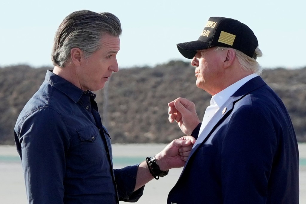 El presidente Donald Trump habla con el gobernador de California, Gavin Newsom, en el Aeropuerto Internacional de Los Ángeles, el 24 de enero