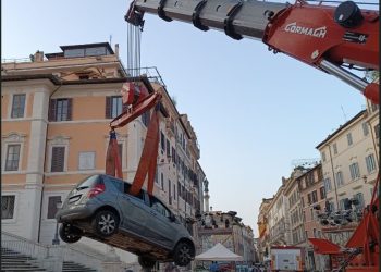Adulto mayor desciende con su auto por la escalinata de la Plaza España; tuvo que ser rescatado
