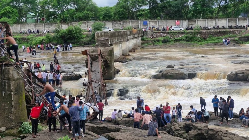 Muchas personas cayeron a un río en India tras colapsar un puente
