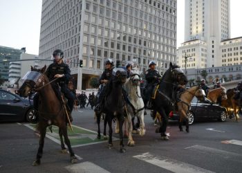 Alcaldesa de Los Ángeles levanta el toque de queda en el centro de la ciudad