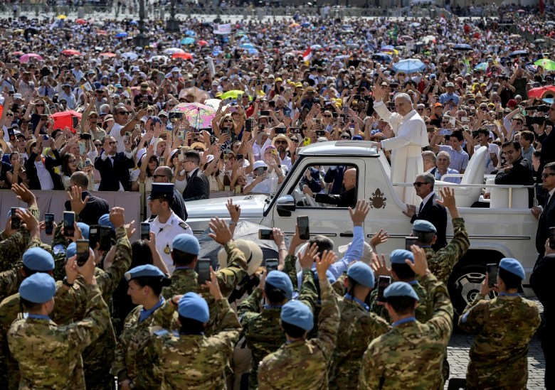 El papa León XIV saluda a una multitud de fieles que se dio cita ayer, para su audiencia general, en la plaza de San Pedro en el Vaticano