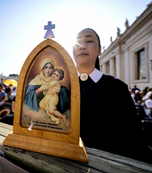 Vatican City (Vatican City State (Holy See)), 18/06/2025.- A nun with a sacred icon reacts during the weekly General Audience in Saint Peter's Square, Vatican City, 18 June 2025. (Papa) EFE/EPA/Riccardo Antimiani