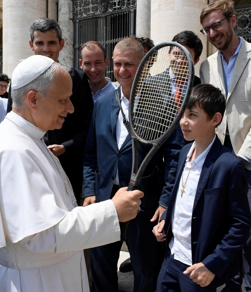 El papa recibe una raqueta, de fieles, en la plaza de San Pedro