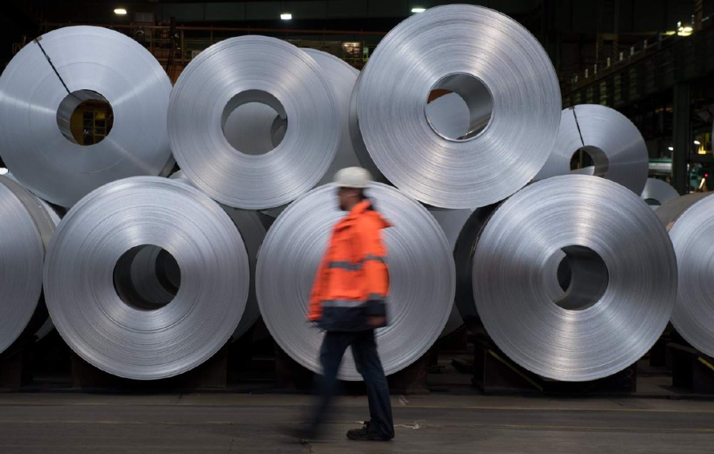 EE.UU. duplicó al 50% el arancel al acero y aluminio. Trump argumenta protección a la industria, pero expertos advierten pérdida de empleos