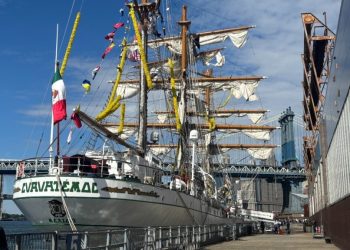 Armada Española rinde homenaje a las víctimas del buque escuela Cuauhtémoc