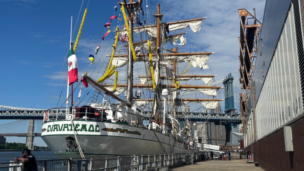 La Armada Española rindió homenaje a las víctimas del choque del buque escuela Cuauhtémoc, de México, en Nueva York
